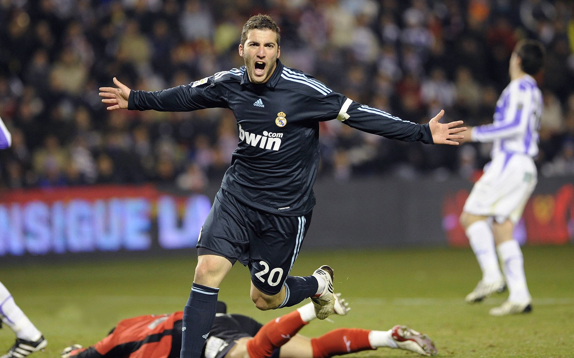 伯恩利中场组织力强,克拉文公园再现辉煌,克恩里伯斯