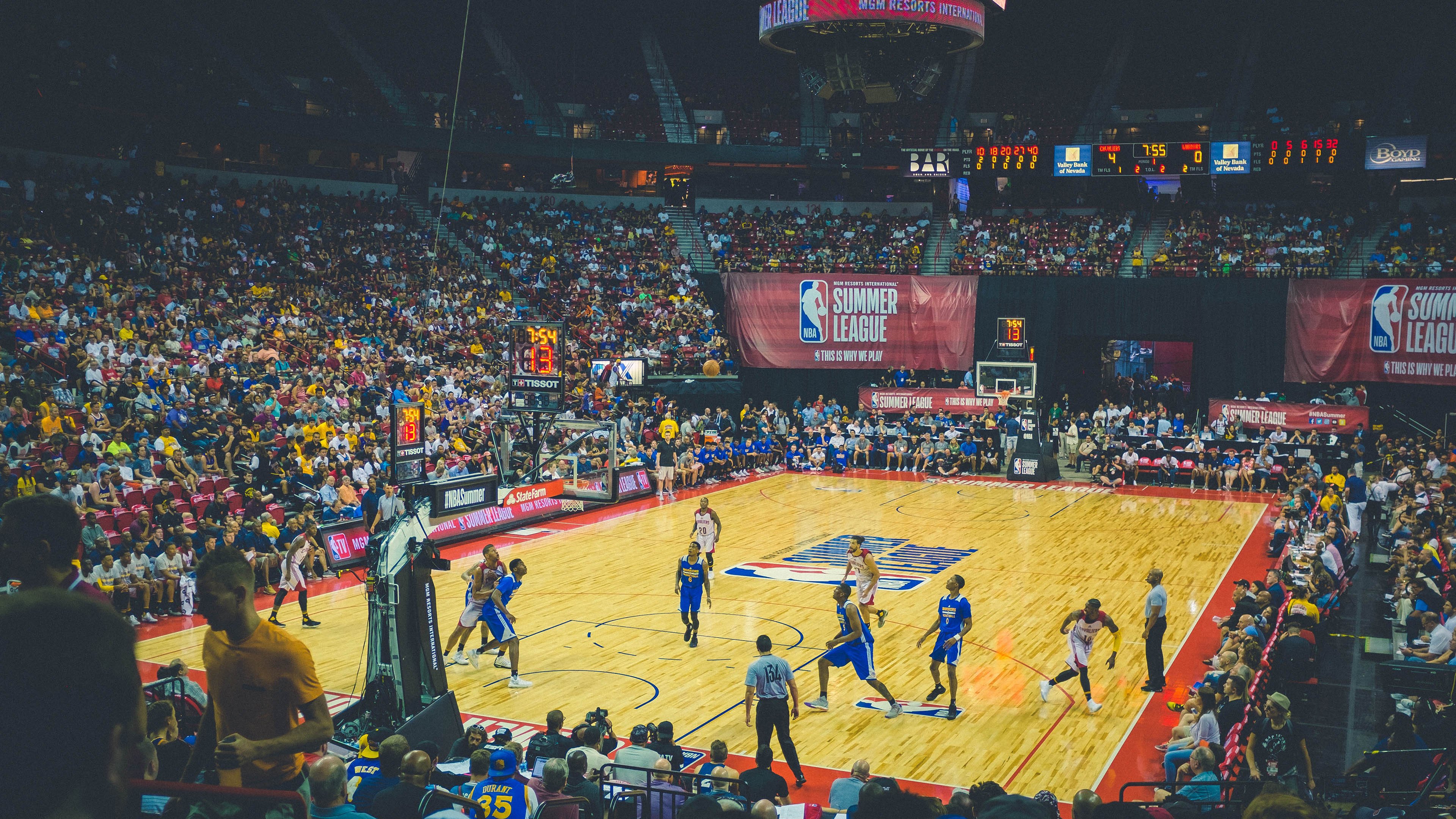 城市马拉松摄影作品展吸引民众参与，马拉松展示城市形象